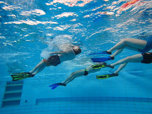 Entspannungsübungen im Wasser beim Tauchtraining vom TSC Karlsruhe im Schöneckbad